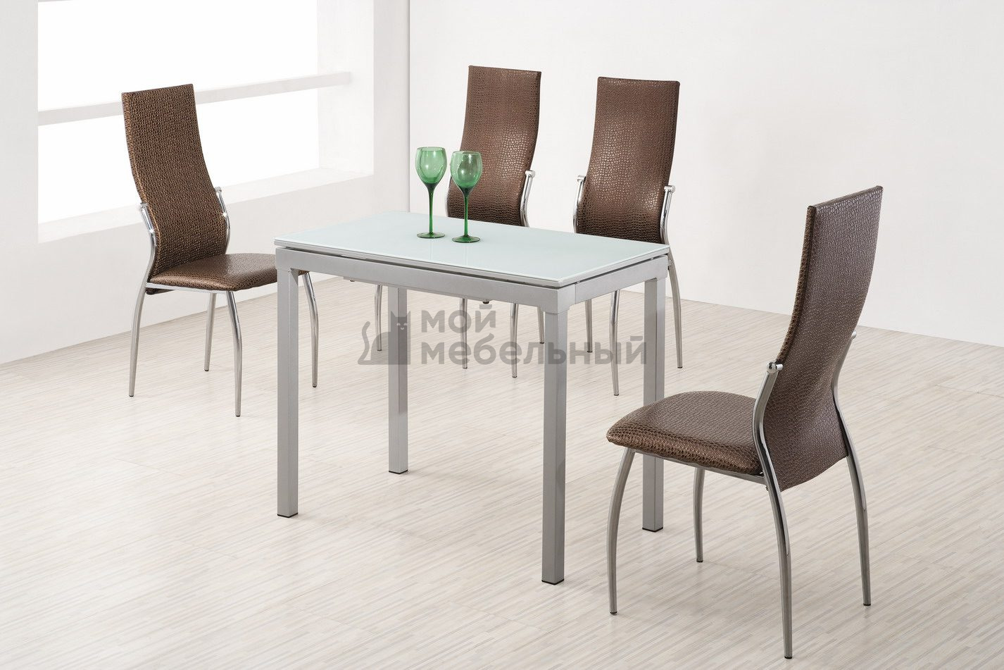белый стол и коричневые стулья